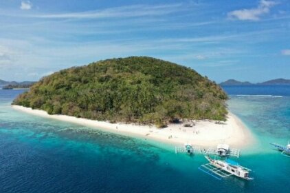 Private Expeditions to Golden Island on big luxury boat