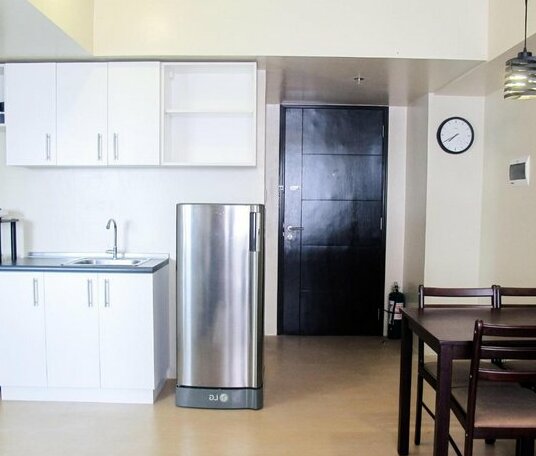 Elan Homes - 1BR Condo Living Area Bedroom Kitchen Pool - Photo2