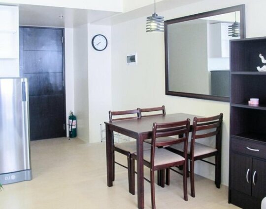 Elan Homes - 1BR Condo Living Area Bedroom Kitchen Pool - Photo3