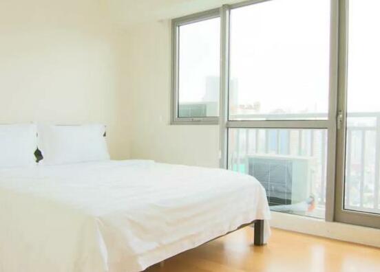 Acqua Brand New 2 Bedroom near Rockwell - Photo4