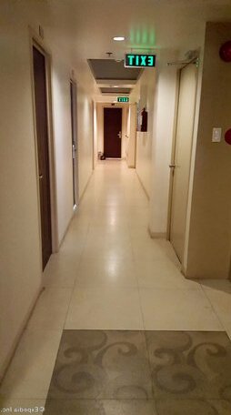 M Suites Hotel - Photo4
