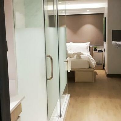 Room for 2 in a New Hotel in Makati - Photo4