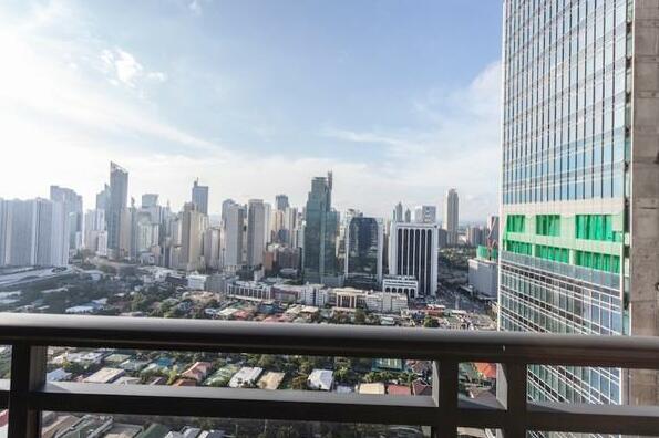Spectacular 2-BR PENTHOUSE Makati 3801