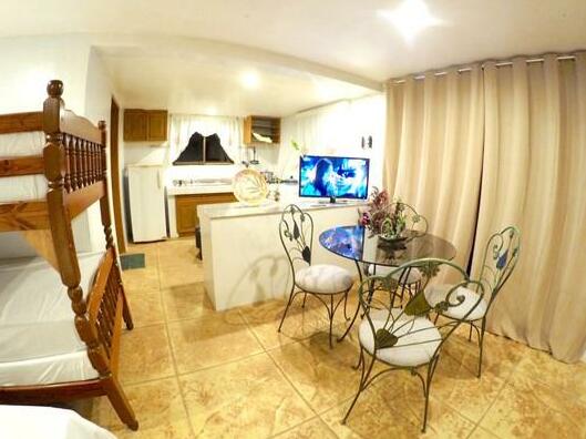 Beachfront Guesthouse for 14 @ Station 1 - Photo4