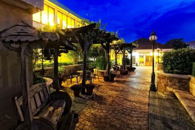 Crown Regency Courtyard Resort - Photo4