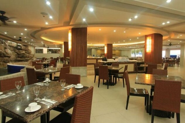 Crown Regency Resort and Convention Center - Photo5