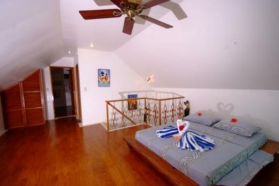 Sunbird Beachfront Apartment - Photo4