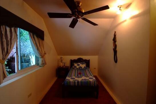 Sunbird Beachfront Apartment - Photo5