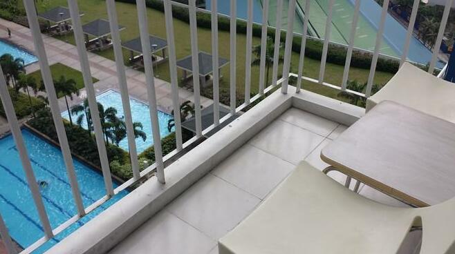 1 Bedroom Condo Unit With Balcony - Photo3