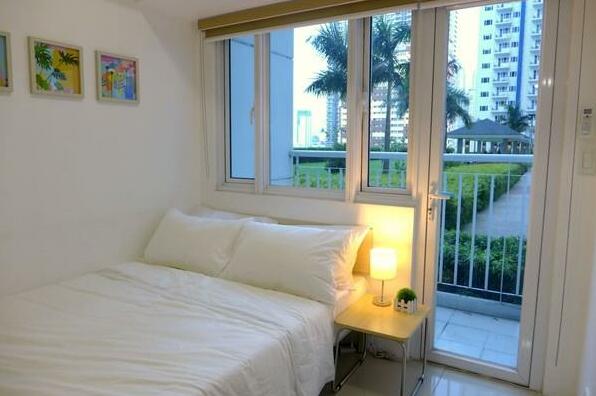 Accessible 1-BR with Balcony by the Pool - Photo2