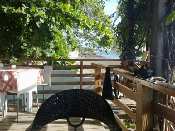 Isyian Beach House Retreat - Photo4