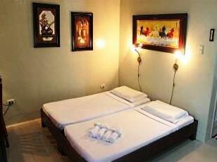 Alona Studios Hotel - Photo2
