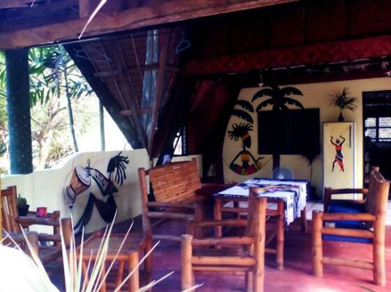 Lennon's Place Backpacker Hostel - Photo5