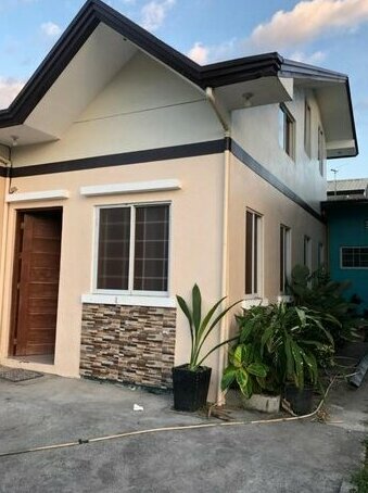 Netflix and Chill Townhouse near Clark Airport and New Clark City