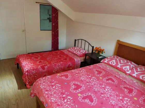 OMG Guest House room for 3 Overhanging - Photo5