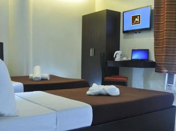 One Hive Hotel and Suites - Photo3