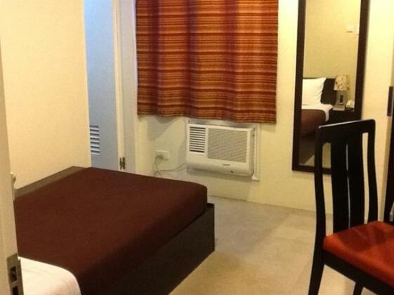 One Hive Hotel and Suites - Photo4