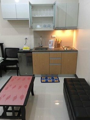 Budget Fully Furnished Condo Apt In BGC - Photo5