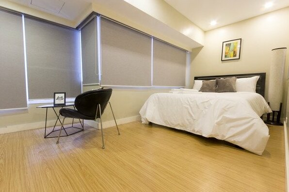 Classy 1-bedroom Duplex in BGC 1120C - Photo2