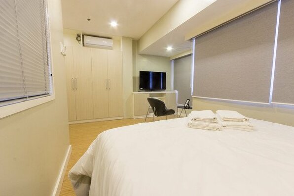 Classy 1-bedroom Duplex in BGC 1120C - Photo5