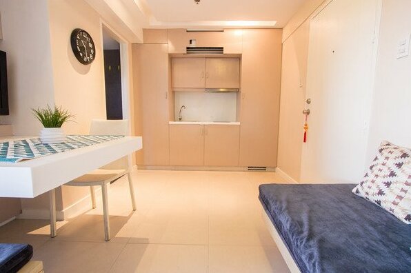 Cozy Scandinavian 2BR Duplex in BGC - Photo4