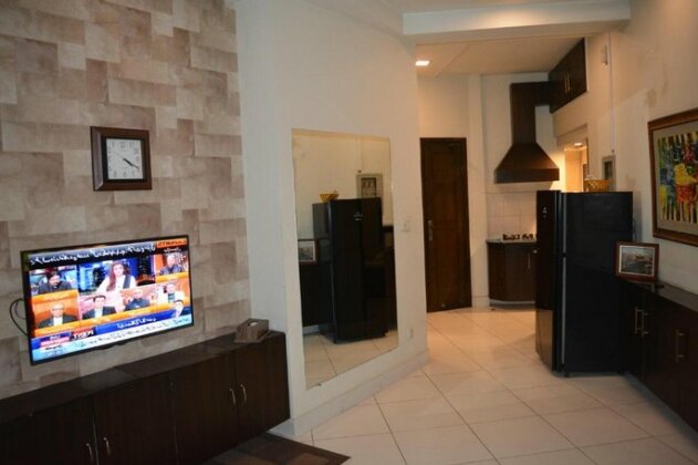 2 Bed Elegant Furnished Apartment - Photo2