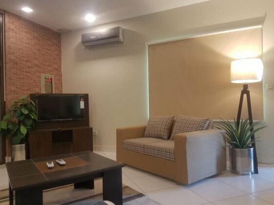 Economical Opulence Luxury Apartment - Photo3