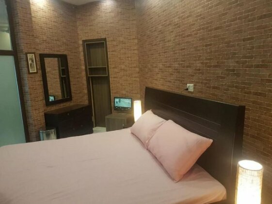 Economical Opulence Luxury Apartment - Photo4