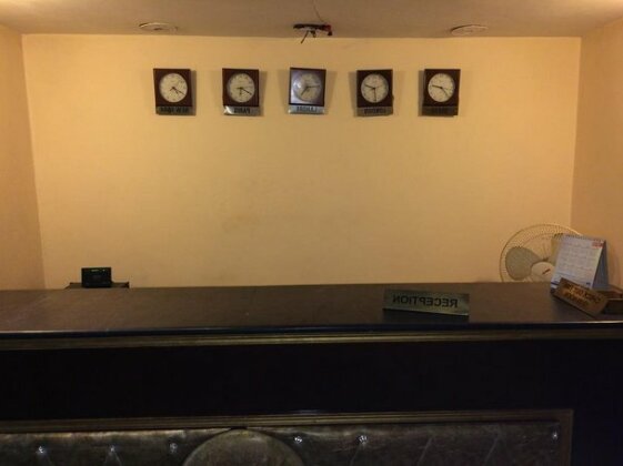 Executives Inn Hotel - Photo2