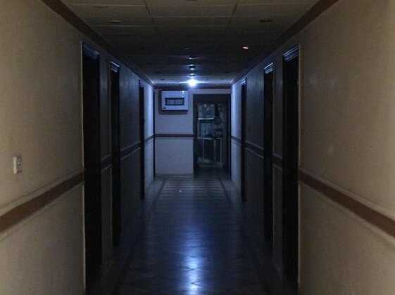 Executives Inn Hotel - Photo4