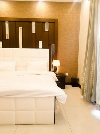 Holiday Inn Suites