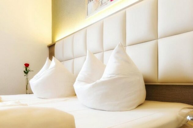Holiday Inn Suites - Photo2