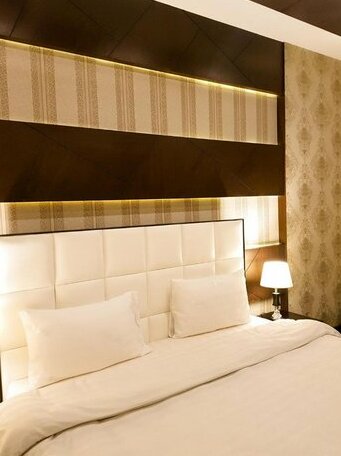 Holiday Inn Suites - Photo4