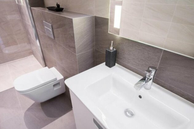 Holiday Inn Suites - Photo5