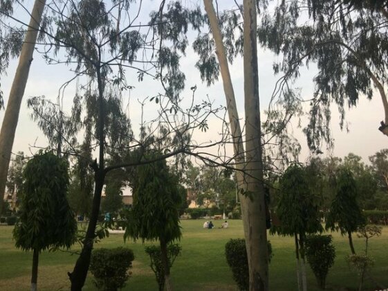Spacious Apartment in Johar Town - Photo5