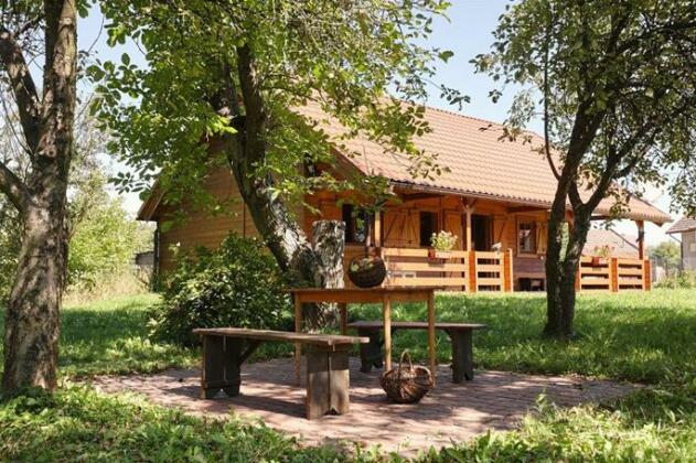 Drewniany dom z pieknym ogrodem