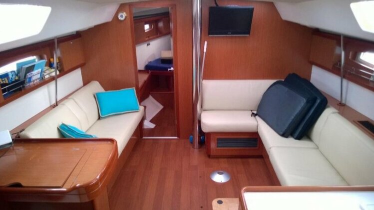 Sailing Boat Oceanis 39 Yacht charter - Photo4