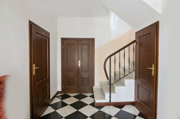 Dwor Many - Photo2