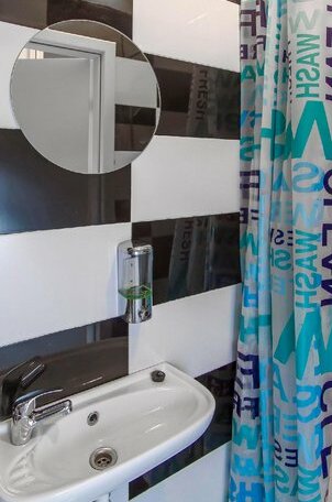 Metro Centrum Guest Rooms - Photo5