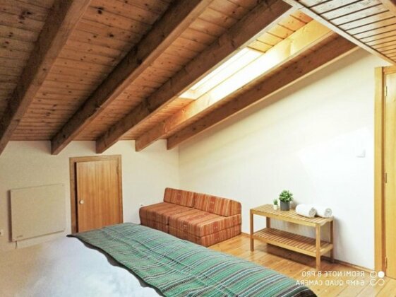 EnSuite Wooded Attic - Homestay in Modern Apartment