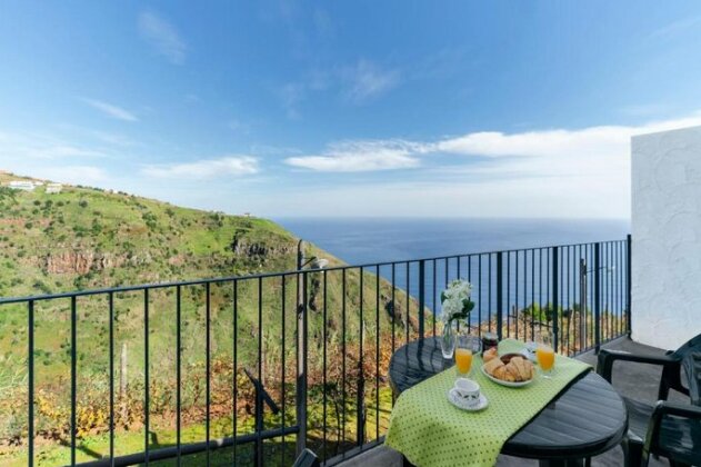 Top of the Cliff Apartment - Photo3