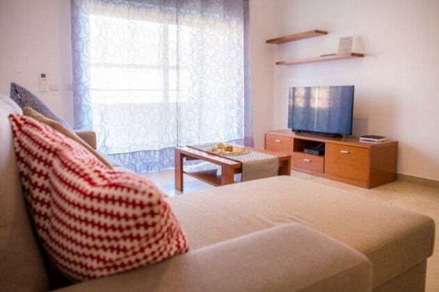 A04 - Large Modern 1 Bed Apartment with pool - Photo4