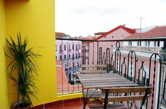 Lisbon Sloped Ceiling Apartment - Photo2