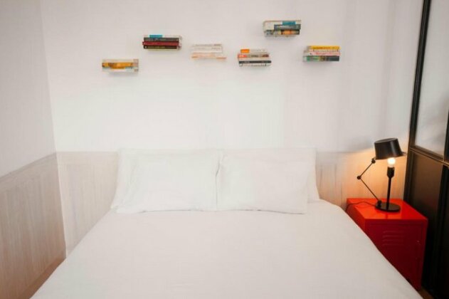 GET Lights and books in a flat - Photo2