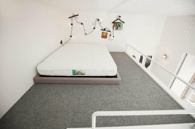 GET Lights and books in a flat - Photo3