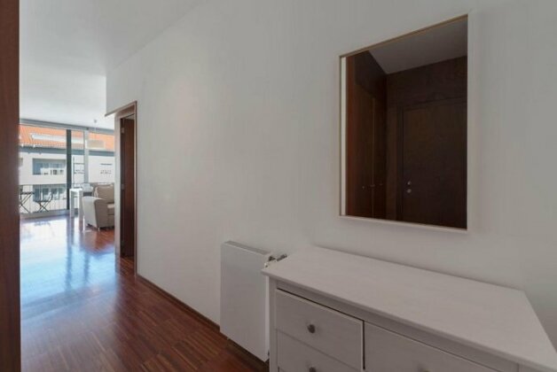 LovelyStay - Casas Brancas - Modern Apartment with Balcony - Photo5