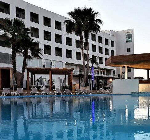 Maria Nova Lounge Hotel - Photo2