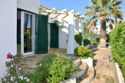 Located on a quiet Cul-de-sac just within 1 mile from the centre of Vilamoura