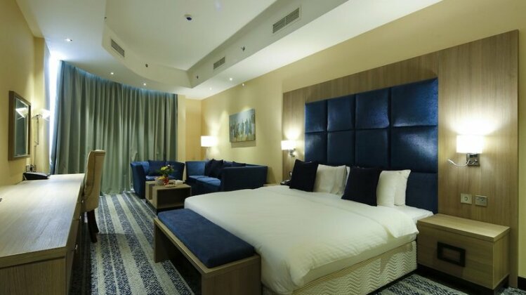 La Castle Hotel - Photo3