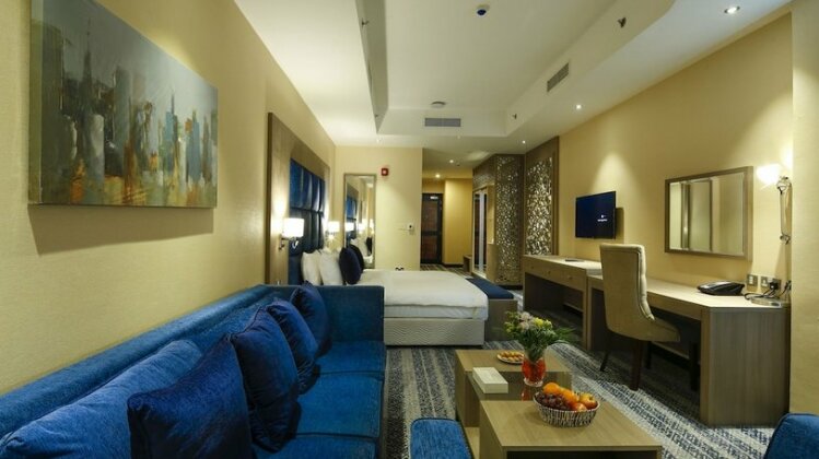 La Castle Hotel - Photo4